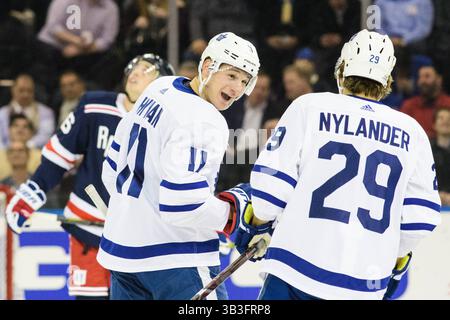 1. Februar 2018: Zach Hyman (11) ist begeistert, als er am Toronto Maple Leafs Center, William Nylander (29) vorbeiläuft, nachdem er in der zweiten Periode während des Spiels zwischen den New York Rangers und den Toronto Maple Leafs im Madison Square Garden in Manhattan, New York, ein Tor geschossen hat. Obligatorischer Kredit: Kostas Lymperopoulos/CSM (Kredit-Bild: &Copy; Kostas Lymperopoulos/CSM via ZUMA Wire) Stockfoto