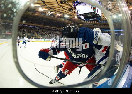 1. Februar 2018: Marc Staal (18) wird vom Toronto Maple Leafs Center Leo Komarov (47) während des Spiels zwischen den New York Rangers und den Toronto Maple Leafs im Madison Square Garden in Manhattan, New York, aufgehalten. Die Toronto Maple Leafs besiegen die New York Rangers mit 4:0. Obligatorischer Kredit: Kostas Lymperopoulos/CSM (Kredit-Bild: &Copy; Kostas Lymperopoulos/CSM via ZUMA Wire) Stockfoto