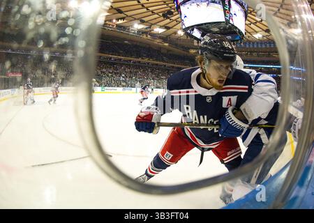 1. Februar 2018: Marc Staal (18) wird vom Toronto Maple Leafs Center Leo Komarov (47) während des Spiels zwischen den New York Rangers und den Toronto Maple Leafs im Madison Square Garden in Manhattan, New York, aufgehalten. Die Toronto Maple Leafs besiegen die New York Rangers mit 4:0. Obligatorischer Kredit: Kostas Lymperopoulos/CSM (Kredit-Bild: &Copy; Kostas Lymperopoulos/CSM via ZUMA Wire) Stockfoto
