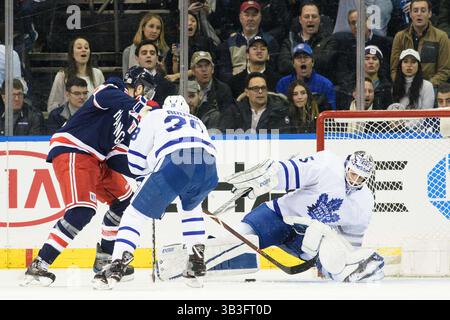 1. Februar 2018: Torhüter Curtis McElhinney (35) der Toronto Maple Leafs sichert sich während des Spiels zwischen den New York Rangers und den Toronto Maple Leafs im Madison Square Garden in Manhattan. Die Toronto Maple Leafs besiegen die New York Rangers mit 4:0. Obligatorischer Kredit: Kostas Lymperopoulos/CSM (Kredit-Bild: &Copy; Kostas Lymperopoulos/CSM via ZUMA Wire) Stockfoto