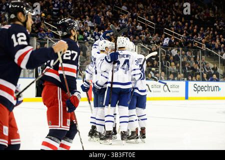 1. Februar 2018: Die Toronto Maple Leafs feiern ein Tor von Justin Holl (3) als New York Rangers Defenseman Ryan McDonagh (27) im Madison Square Garden in Manhattan, New York. Obligatorischer Kredit: Kostas Lymperopoulos/CSM (Kredit-Bild: &Copy; Kostas Lymperopoulos/CSM via ZUMA Wire) Stockfoto