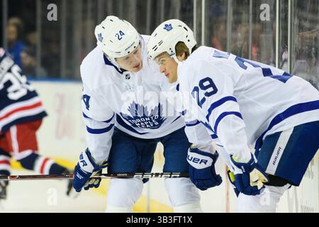 1. Februar 2018: Toronto Maple Leafs Center William Nylander (29) unterhält sich mit Toronto Maple Leafs rechten Flügel Kasperi Kapanen (24) vor dem Spiel zwischen den New York Rangers und den Toronto Maple Leafs im Madison Square Garden in Manhattan. Obligatorischer Kredit: Kostas Lymperopoulos/CSM (Kredit-Bild: &Copy; Kostas Lymperopoulos/CSM via ZUMA Wire) Stockfoto