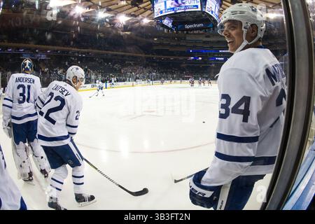 1. Februar 2018: Das Toronto Maple Leafs Center Auston Matthews (34) lacht vor dem Spiel zwischen den New York Rangers und den Toronto Maple Leafs im Madison Square Garden in Manhattan, New York. Die Toronto Maple Leafs besiegen die New York Rangers mit 4:0. Obligatorischer Kredit: Kostas Lymperopoulos/CSM (Kredit-Bild: &Copy; Kostas Lymperopoulos/CSM via ZUMA Wire) Stockfoto