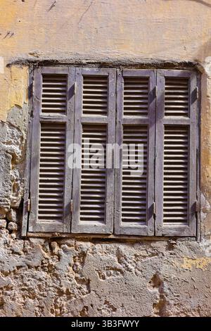 Veraltete Holzfenstern an der zerrissenen Steinmauer im ägyptischen Dorf Stockfoto