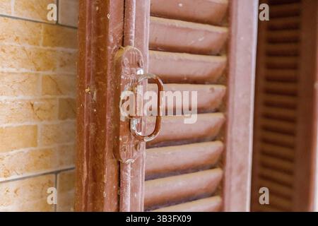 Detail eines antiken Holzladens mit Metallgriff in ägyptischer Architektur Stockfoto