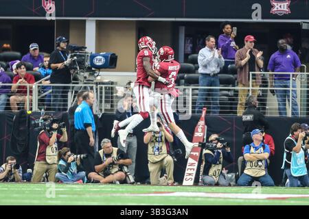 2. Dezember 2017: Oklahoma Sooners Quarterback Baker Mayfield (6) feiert den Touchdown-Pass während des Big 12 Championship-Spiels zwischen Oklahoma und der Texas Christian University im AT&T Stadium in Arlington, Texas. Tom Sooter/CSM.(Kreditbild: &Copy; Tom Sooter/CSM via ZUMA Wire) Stockfoto