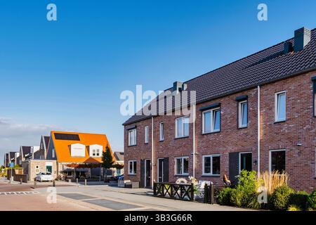 Erleben Sie den Charme eines modernen niederländischen Vorstadtgebietes mit neu gebauten modernen Familienhäusern. Dieses Viertel bietet geräumige Häuser für Familienleben und einen ruhigen Lebensstil. Stockfoto