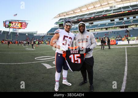 10. Dezember 2017: Der Cincinnati Bengals Wide Receiver John Ross (15) verleiht dem ehemaligen Teamkollegen Chicago Bears Inside Linebacker John Timu (53) ein Trikot nach einem Spiel zwischen den Chicago Bears und den Cincinnati Bengals im Paul Brown Stadium in Cincinnati, OH. Die Bären besiegten die Bengalen 33-7. Adam Lacy/CSM(Credit Image: &Copy; Adam Lacy/CSM via ZUMA Wire) Stockfoto