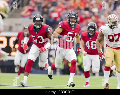 10. Dezember 2017 - Houston, Texas, USA - Houston Texans Linebacker Gimel President (53) und Houston Texans Inside Linebacker Dylan Cole (51) beim Kick-off-Rückflug während des regulären NFL-Saisonspiels zwischen den Houston Texans und den San Francisco 49ers im NRG Stadium in Houston, Texas die 49ers besiegten die Texans (Credit Image: © Maria Lysaker Via ZUMA Wire) Stockfoto