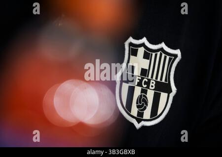 Sant Joan Despi, Spanien. 29. April 2025. Das Logo des FC Barcelona ist auf dem Trikot zu sehen, das Hansi Flick, Cheftrainer des FC Barcelona, während der Pressekonferenz des FC Barcelona am Vorabend des Halbfinales der UEFA Champions League 2024/25 gegen den FC Internazionale trug. Quelle: Nicolò Campo/Alamy Live News Stockfoto