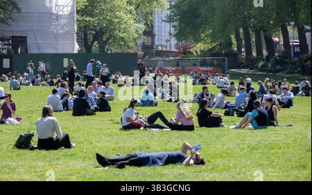 London, Großbritannien. April 2025. Mitarbeiter des britischen WETTERBÜROS genießen die Frühlingssonne in Victoria Tower Gardens London UK Credit: Ian Davidson/Alamy Live News Stockfoto