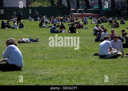 London, Großbritannien. April 2025. Mitarbeiter des britischen WETTERBÜROS genießen die Frühlingssonne in Victoria Tower Gardens London UK Credit: Ian Davidson/Alamy Live News Stockfoto