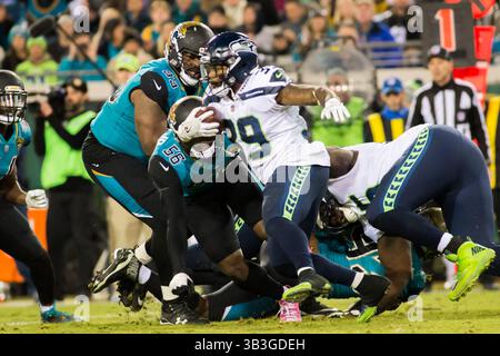 10. Dezember 2017: Jacksonville, Florida, USA: Seattle Seahawks Running Back MIKE DAVIS (39) versucht 56 im dritten Quartal auf dem EverBank Field in Jacksonville, Florida, zu entkommen. Die Jacksonville Jaguars besiegten die Seattle Seahawks 30-24 und übernahmen die Kontrolle über die AFC South. (Kreditbild: © Michael Johnson via ZUMA Wire) Stockfoto