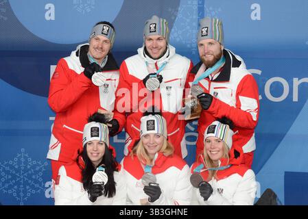 24. Februar 2018 - Pyeongchang, Südkorea - das Alpinski-Team aus Österreich mit ihren Silbermedaillen vom alpinen Skisport Team Event bei den Olympischen Spielen in PyeongChang. .Teammitglieder : Katharina LIENSBERGER Michael MATT Katharina GALLHUBER Marco SCHWARZ (Bild: © Christopher Levy Via ZUMA Wire) Stockfoto