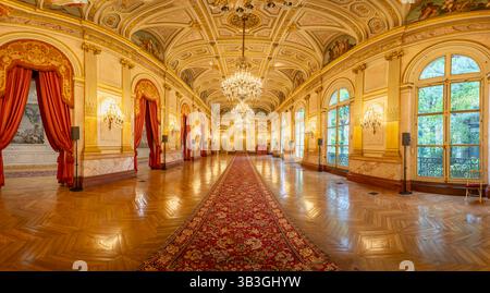 Paris, Frankreich - 24.04.2025: Panoramablick auf die Festivalgalerie in der Nationalversammlung Stockfoto