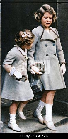 Prinzessin Elizabeth und ihre Schwester, 1936. Die zukünftige Königin Elisabeth II. (Rechts) mit Prinzessin Margaret Rose. Illustration aus „George V. and Edward VIII, A Royal Souvenir“, von FGH Salusbury, einem Souvenirbuch, das als Edward VIII. Veröffentlicht wurde, wurde nach dem Tod seines Vaters George V. gekrönt (Daily Express Publication, London, 1936). (Farbiger Schwarzweiß-Druck). Stockfoto