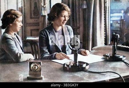 "Broadcasting to the Children of the Empire - 13. Oktober 1940", 1947. Prinzessin Elisabeth II. Und ihre jüngere Schwester Prinzessin Margaret Rose am Mikrofon. Aus Prinzessin Elizabeth: Die illustrierte Geschichte von 21 Jahren im Leben des Erben mutmaßlich von Dermot Morrah. [Odhams Press Limited, London, 1947]. (Farbiger Schwarzweiß-Druck). Stockfoto