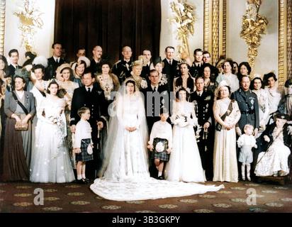 Königin Elisabeth II. (1926), Prinz Philipp (1921) und andere Mitglieder der Königsfamilie (1947). Hochzeitsfoto. (Farbiger Schwarzweiß-Druck). Stockfoto