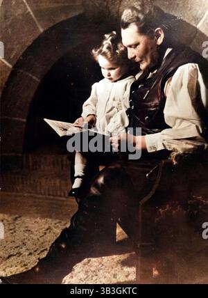 Hermann G ö Ring, deutscher NS-Politiker und militärische Führer, mit seiner Tochter Edda, c 1939 - c 1942. Eine gestaltete Welt krieg ich Fighter ace, die mit Baron Manfred von Richthofens Geschwader, Gö flog; Ring (1893-1946) trat 1922 der NSDAP bei. Im folgenden Jahr wurde er in der Münchner Beer Hall Putsch neben Adolf Hitler beteiligt war. Nachdem die Nazis 1933 an die Macht kam, GöRing zu einem der führenden Gestalten das neue Regime. Er der Gestapo befohlen, bis 1934, als er seinen Befehl übergab Heinrich Himmler, und ab 1935 Kommandant der Luftwaffe, der Deutschen Luft forc war Stockfoto