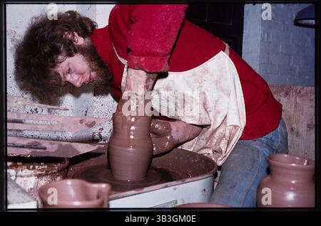 Ein Töpfer, der an einem Rad arbeitet, im Gladstone Pottery Museum, Longton, Stoke-on-Trent, 1975. Stockfoto