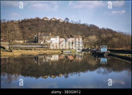 Der Blick nach Osten über das Salterhebble Low Basin auf der Calder and Hebble Navigation, Salterhebble Low Basin, Halifax, 1980; mit dem Calder and Hebble Inn (jetzt abgerissen) jenseits des Beckens und Häusern auf Chevinedge Crescent im Hintergrund. Stockfoto