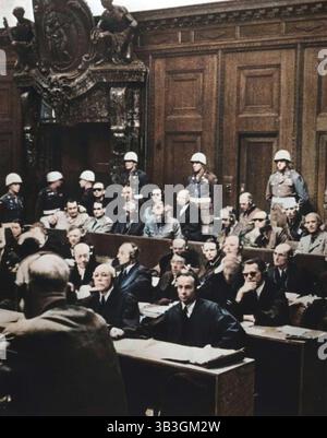 Nürnberger Kriegsverbrecherprozess, Deutschland, 1946. Zwischen dem 20. November 1945 und dem 1. Oktober 1946 wurden die 24 überlebenden führenden Nazi-Führer vor dem Internationalen Militärtribunal im Justizpalast in Nürnberg vor Gericht gestellt. Die Angeklagten sind wie folgt dargestellt. Hintere Reihe (von links nach rechts): Admiral Karl Doenitz, Admiral Erich Raeder, Baldur von Schirach (Führer der Hitlerjugend), Fritz Sauckel (Leiter des NS-Sklavenarbeitsprogramms), General Alfred Jodl, Franz von Papen. Erste Reihe (von links nach rechts): Hermann Göring, Rudolf Hess, Joachim von Joachim von Ribbentrop (Außenminister), Field Marsh Stockfoto