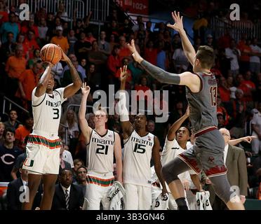 24. Februar 2018: Sam Waardenburg (21) und Ebuka Izundu (15) aus Miami reagieren als Teamkollege Anthony Lawrence II (3) am Samstag, den 24. Februar 2018, im Watsco Center in Coral Gables, Florida, gegen Luka Kraljevic des Boston College in der zweiten Halbzeit einen 3-Pointer-Versuch verübt. Der Gastgeber Hurricanes gewann 79:78. (Kreditbild: © Pedro Portal/TNS via ZUMA Wire) Stockfoto