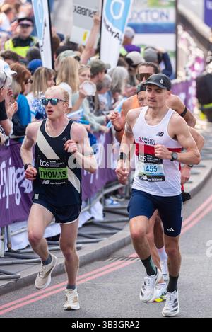 Chris Thomas, Elite-Athlet, der 2025 beim TCS London Marathon antrat, durchquerte Tower Hill, London, Großbritannien. Clubläufer Kurt Taylor Stockfoto
