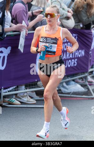 Lucy Jones, Vereinsläuferin, die 2025 beim TCS London Marathon antrat, durchquerte Tower Hill, London, Großbritannien Stockfoto