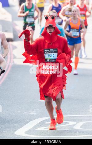 Andrew Lawrence, Vereinsläufer, der 2025 beim TCS London Marathon antrat, durchquerte Tower Hill, London, Großbritannien Stockfoto