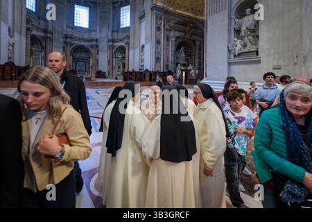 25. April 2025, Vatikanstadt, Vatikan: Eine Gruppe von Nonnen und einigen Gläubigen im Petersdom am Tag vor der Beerdigung von Papst Franziskus. (Kreditbild: © Gennaro Leonardi/Pacific Press via ZUMA Press Wire) NUR REDAKTIONELLE VERWENDUNG! Nicht für kommerzielle ZWECKE! Stockfoto