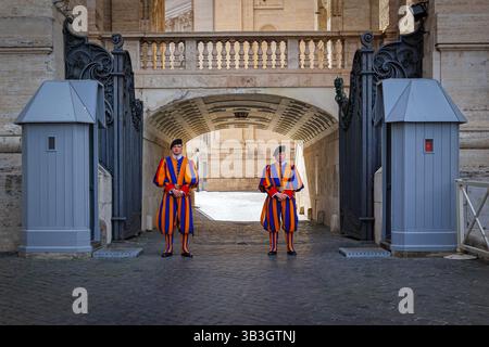 25. April 2025, Vatikanstadt, Vatikan: Die Schweizergarde bewachen den Eintritt in den Vatikan, während Gläubige sich auf den Weg zur Basilika machen, um sich von Papst Franziskus zu verabschieden. (Kreditbild: © Gennaro Leonardi/Pacific Press via ZUMA Press Wire) NUR REDAKTIONELLE VERWENDUNG! Nicht für kommerzielle ZWECKE! Stockfoto