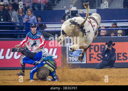 24. Februar 2018 - Arlington, Texas, USA - professionelle Bull Riders im Einsatz während des WinStar Casino and Resort Iron Cowboy Bull Riding Events im AT & T Stadion in Arlington, Texas. (Bild: © Dan Wozniak via ZUMA Wire) Stockfoto