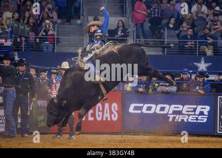 24. Februar 2018 - Arlington, Texas, USA - professionelle Bull Riders im Einsatz während des WinStar Casino and Resort Iron Cowboy Bull Riding Events im AT & T Stadion in Arlington, Texas. (Bild: © Dan Wozniak via ZUMA Wire) Stockfoto