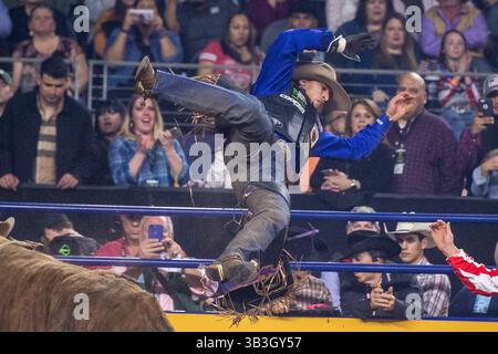 24. Februar 2018 - Arlington, Texas, USA - professionelle Bull Riders im Einsatz während des WinStar Casino and Resort Iron Cowboy Bull Riding Events im AT & T Stadion in Arlington, Texas. (Bild: © Dan Wozniak via ZUMA Wire) Stockfoto