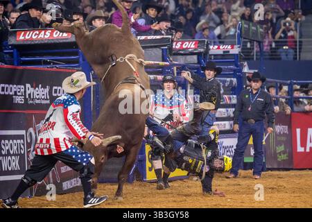 24. Februar 2018 - Arlington, Texas, USA - professionelle Bull Riders im Einsatz während des WinStar Casino and Resort Iron Cowboy Bull Riding Events im AT & T Stadion in Arlington, Texas. (Bild: © Dan Wozniak via ZUMA Wire) Stockfoto