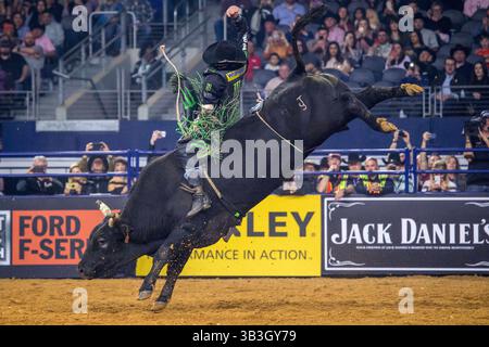 24. Februar 2018 - Arlington, Texas, USA - professionelle Bull Riders im Einsatz während des WinStar Casino and Resort Iron Cowboy Bull Riding Events im AT & T Stadion in Arlington, Texas. (Bild: © Dan Wozniak via ZUMA Wire) Stockfoto