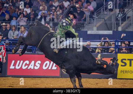 24. Februar 2018 - Arlington, Texas, USA - professionelle Bull Riders im Einsatz während des WinStar Casino and Resort Iron Cowboy Bull Riding Events im AT & T Stadion in Arlington, Texas. (Bild: © Dan Wozniak via ZUMA Wire) Stockfoto