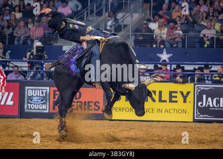 24. Februar 2018 - Arlington, Texas, USA - professionelle Bull Riders im Einsatz während des WinStar Casino and Resort Iron Cowboy Bull Riding Events im AT & T Stadion in Arlington, Texas. (Bild: © Dan Wozniak via ZUMA Wire) Stockfoto