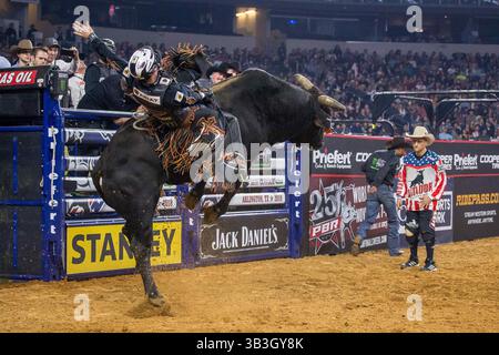 24. Februar 2018 - Arlington, Texas, USA - professionelle Bull Riders im Einsatz während des WinStar Casino and Resort Iron Cowboy Bull Riding Events im AT & T Stadion in Arlington, Texas. (Bild: © Dan Wozniak via ZUMA Wire) Stockfoto