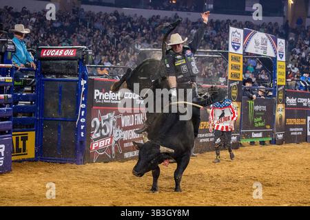 24. Februar 2018 - Arlington, Texas, USA - professionelle Bull Riders im Einsatz während des WinStar Casino and Resort Iron Cowboy Bull Riding Events im AT & T Stadion in Arlington, Texas. (Bild: © Dan Wozniak via ZUMA Wire) Stockfoto