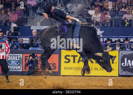 24. Februar 2018 - Arlington, Texas, USA - professionelle Bull Riders im Einsatz während des WinStar Casino and Resort Iron Cowboy Bull Riding Events im AT & T Stadion in Arlington, Texas. (Bild: © Dan Wozniak via ZUMA Wire) Stockfoto