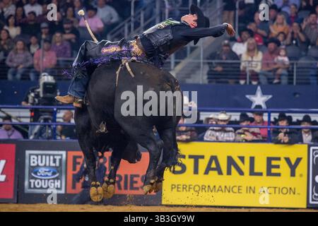 24. Februar 2018 - Arlington, Texas, USA - professionelle Bull Riders im Einsatz während des WinStar Casino and Resort Iron Cowboy Bull Riding Events im AT & T Stadion in Arlington, Texas. (Bild: © Dan Wozniak via ZUMA Wire) Stockfoto