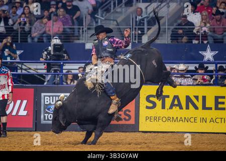 24. Februar 2018 - Arlington, Texas, USA - professionelle Bull Riders im Einsatz während des WinStar Casino and Resort Iron Cowboy Bull Riding Events im AT & T Stadion in Arlington, Texas. (Bild: © Dan Wozniak via ZUMA Wire) Stockfoto
