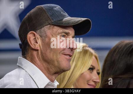 24. Februar 2018: Arlington, Texas, USA - Schauspieler, Dennis Quaid, posiert für einige Fotos während des WinStar Casino and Resort Iron Cowboy Bull Riding Events im AT & T Stadion in Arlington, Texas. (Bild: © Dan Wozniak via ZUMA Wire) Stockfoto