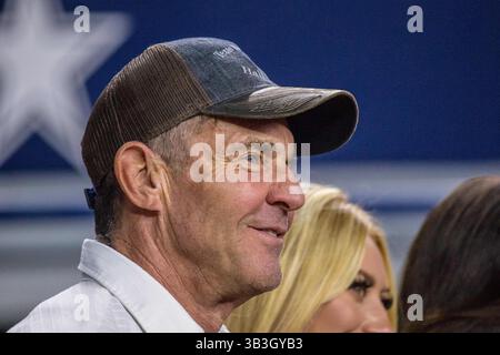 24. Februar 2018: Arlington, Texas, USA - Schauspieler, Dennis Quaid, posiert für einige Fotos während des WinStar Casino and Resort Iron Cowboy Bull Riding Events im AT & T Stadion in Arlington, Texas. (Bild: © Dan Wozniak via ZUMA Wire) Stockfoto