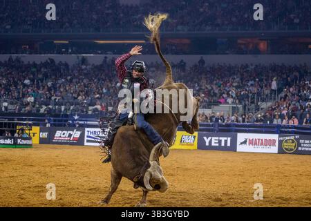 24. Februar 2018 - Arlington, Texas, USA - professionelle Bull Riders im Einsatz während des WinStar Casino and Resort Iron Cowboy Bull Riding Events im AT & T Stadion in Arlington, Texas. (Bild: © Dan Wozniak via ZUMA Wire) Stockfoto