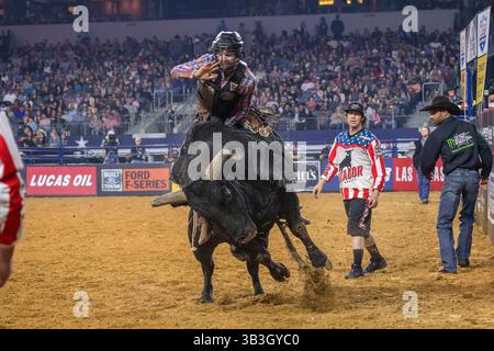 24. Februar 2018 - Arlington, Texas, USA - professionelle Bull Riders im Einsatz während des WinStar Casino and Resort Iron Cowboy Bull Riding Events im AT & T Stadion in Arlington, Texas. (Bild: © Dan Wozniak via ZUMA Wire) Stockfoto