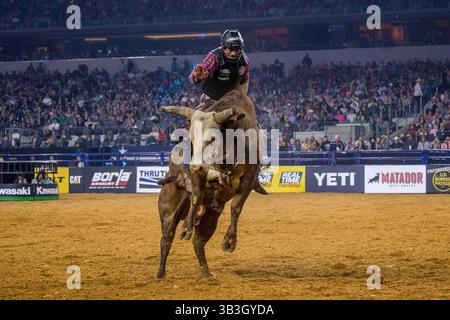 24. Februar 2018 - Arlington, Texas, USA - professionelle Bull Riders im Einsatz während des WinStar Casino and Resort Iron Cowboy Bull Riding Events im AT & T Stadion in Arlington, Texas. (Bild: © Dan Wozniak via ZUMA Wire) Stockfoto