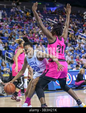 11. Februar 2018 Los Angeles, CA..UCLA Bruins stürzte Monique Billings (25), der am 11. Februar 2018 in Westwood die Ecke auf die Arizona State Sun Devils stürzte, Sophia Elenga (21). (Foto von Jevone Moore)(Bild: &Copy; Jevone Moore/CSM via ZUMA Wire) Stockfoto